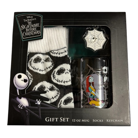 NIGHTMARE BEFORE CHRISTMAS GIFT SET 12 oz MUG, SOCKS, & KEYCHAIN NIB - Picture 6 of 7